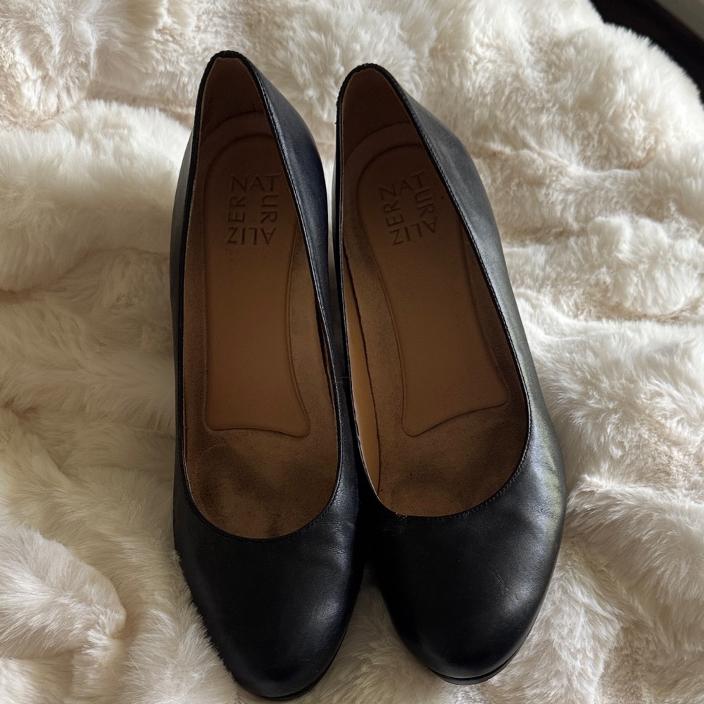 Naturalizer Black Leather Round-Toe Pumps